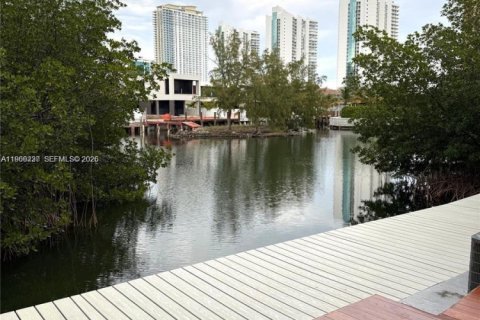 Купить таунхаус в Санни-Айлс-Бич, Флорида 3 спальни, 210.42м2, № 2028090 - фото 16