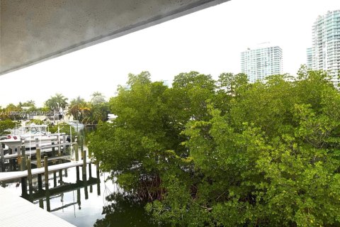 Купить таунхаус в Санни-Айлс-Бич, Флорида 3 спальни, 210.42м2, № 2028090 - фото 24