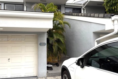 Купить таунхаус в Санни-Айлс-Бич, Флорида 3 спальни, 210.42м2, № 2028090 - фото 3