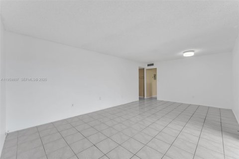Condominio en venta en Miami, Florida, 1 dormitorio, 75.16 m2 № 2020002 - foto 10