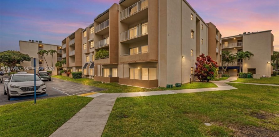 Condominio en Miami, Florida, 1 dormitorio  № 2020002