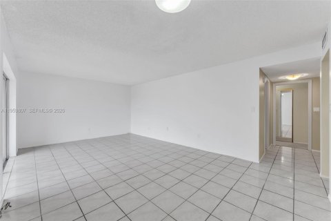 Condominio en venta en Miami, Florida, 1 dormitorio, 75.16 m2 № 2020002 - foto 11