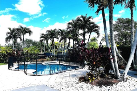 House in Miami, Florida 5 bedrooms, 297.47 sq.m. № 1953302 - photo 17