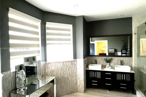 House in Miami, Florida 5 bedrooms, 297.47 sq.m. № 1953302 - photo 9