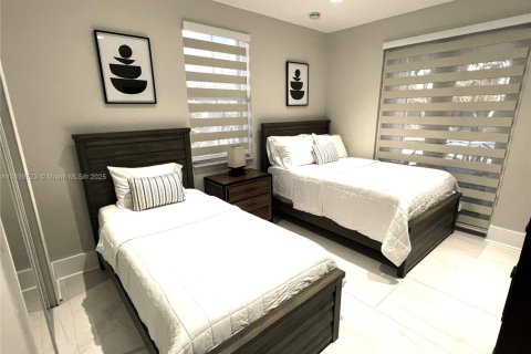 House in Miami, Florida 5 bedrooms, 297.47 sq.m. № 1953302 - photo 6