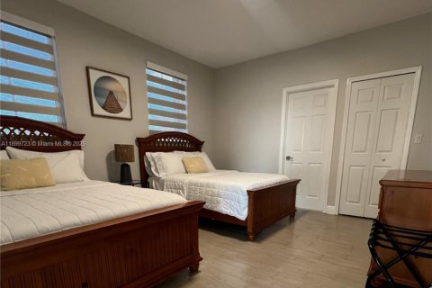 House in Miami, Florida 5 bedrooms, 297.47 sq.m. № 1953302 - photo 13