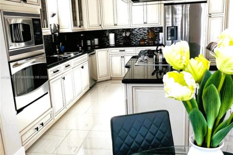 House in Miami, Florida 5 bedrooms, 297.47 sq.m. № 1953302 - photo 4