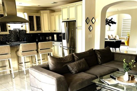 House in Miami, Florida 5 bedrooms, 297.47 sq.m. № 1953302 - photo 15