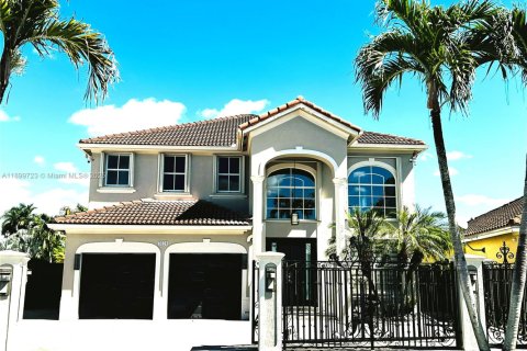 House in Miami, Florida 5 bedrooms, 297.47 sq.m. № 1953302 - photo 1