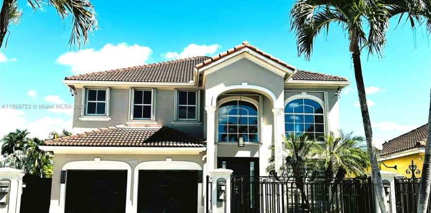 House in Miami, Florida 5 bedrooms, 297.47 sq.m. № 1953302