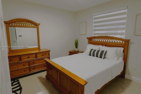 House in Miami, Florida 5 bedrooms, 297.47 sq.m. № 1953302 - photo 11