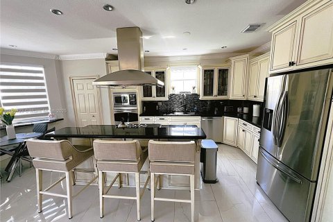 House in Miami, Florida 5 bedrooms, 297.47 sq.m. № 1953302 - photo 3
