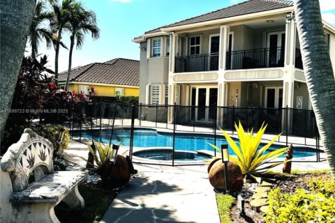 House in Miami, Florida 5 bedrooms, 297.47 sq.m. № 1953302 - photo 18