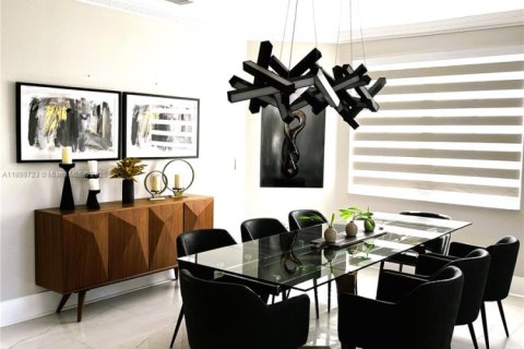 House in Miami, Florida 5 bedrooms, 297.47 sq.m. № 1953302 - photo 5