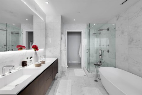 Condominio en venta en Miami Beach, Florida, 3 dormitorios, 198.16 m2 № 1863175 - foto 10