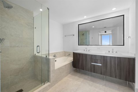 Condo in Miami, Florida, 2 bedrooms № 2392094 - photo 18