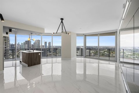 Condo in Miami, Florida, 2 bedrooms № 2392094 - photo 2