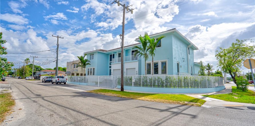 Touwnhouse à Miami, Floride 4 chambres, 277.96 m2 № 1989459