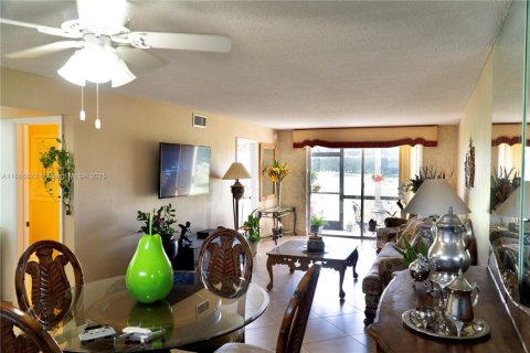 Condo in Pembroke Pines, Florida, 1 bedroom  № 1941648 - photo 6