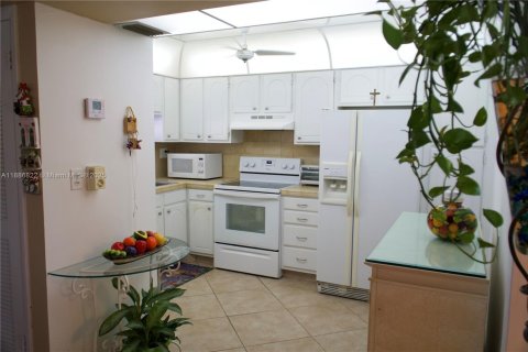 Condo in Pembroke Pines, Florida, 1 bedroom  № 1941648 - photo 7
