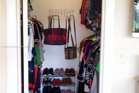 Condo in Pembroke Pines, Florida, 1 bedroom  № 1941648 - photo 14