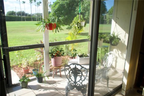 Condo in Pembroke Pines, Florida, 1 bedroom  № 1941648 - photo 16