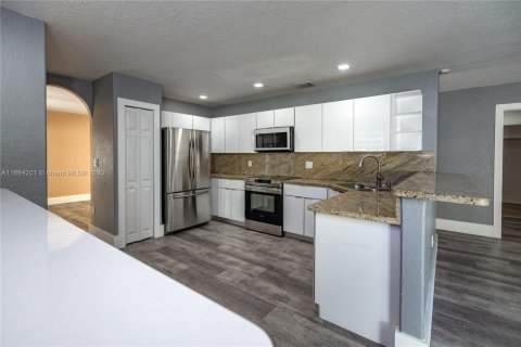 Villa ou maison à vendre à Miami, Floride: 3 chambres, 229.19 m2 № 1932261 - photo 16