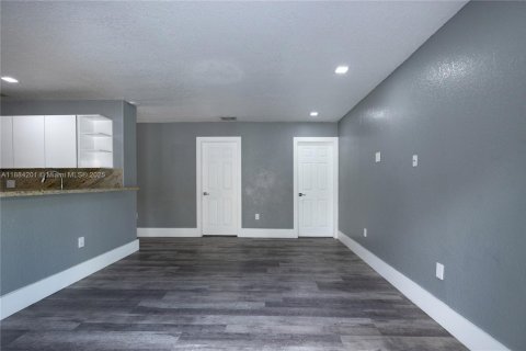 Villa ou maison à vendre à Miami, Floride: 3 chambres, 229.19 m2 № 1932261 - photo 14