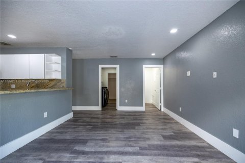 Villa ou maison à vendre à Miami, Floride: 3 chambres, 229.19 m2 № 1932261 - photo 15