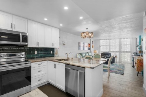 Condo in Miami Beach, Florida, 1 bedroom  № 1863996 - photo 3