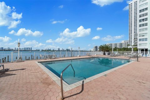 Condo in Miami Beach, Florida, 1 bedroom  № 1863996 - photo 1