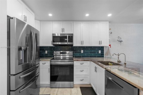 Condo in Miami Beach, Florida, 1 bedroom  № 1863996 - photo 2