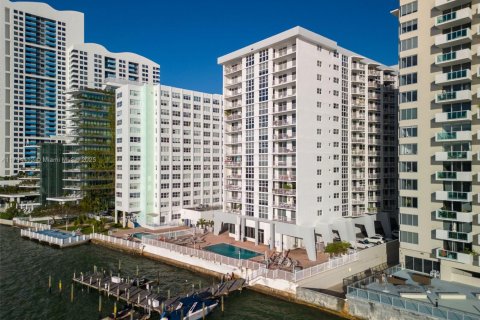Condo in Miami Beach, Florida, 1 bedroom  № 1863996 - photo 22