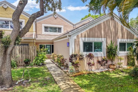 Townhouse in Pembroke Pines, Florida 3 bedrooms, 167.41 sq.m. № 1775179 - photo 1