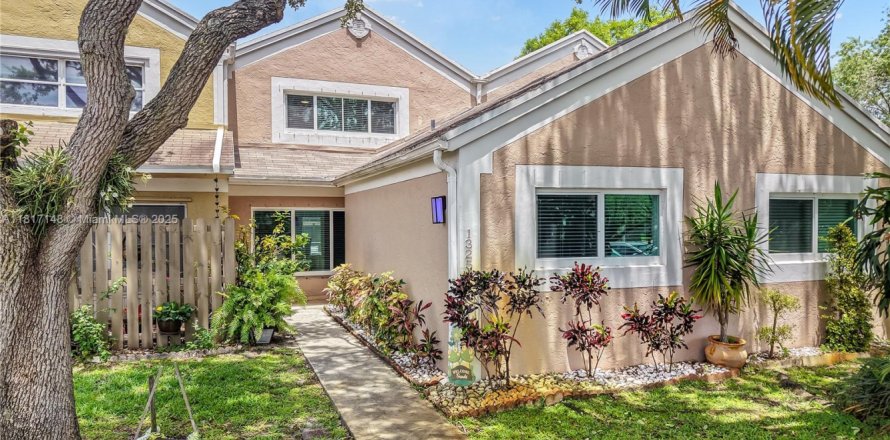 Townhouse in Pembroke Pines, Florida 3 bedrooms, 167.41 sq.m. № 1775179