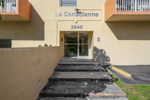 Снять в аренду кондоминиум в Норт-Майами-Бич, Флорида 2 спальни, 72.93м2, № 1991227 - фото 5