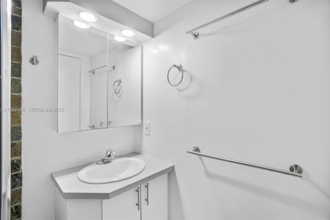 Снять в аренду кондоминиум в Норт-Майами-Бич, Флорида 2 спальни, 72.93м2, № 1991227 - фото 26