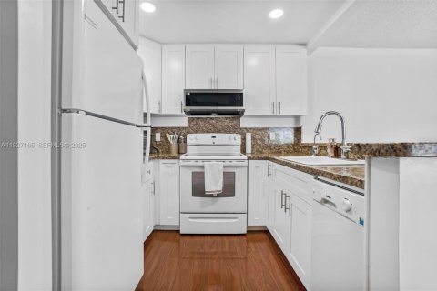 Снять в аренду кондоминиум в Норт-Майами-Бич, Флорида 2 спальни, 72.93м2, № 1991227 - фото 10