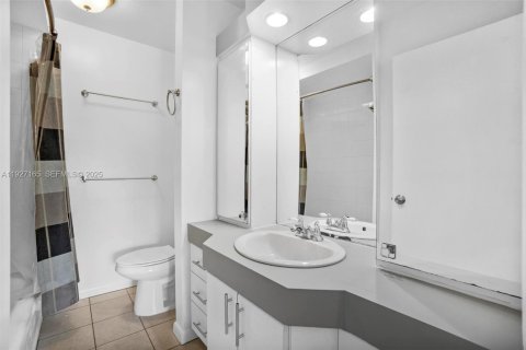 Снять в аренду кондоминиум в Норт-Майами-Бич, Флорида 2 спальни, 72.93м2, № 1991227 - фото 19