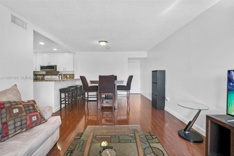 Снять в аренду кондоминиум в Норт-Майами-Бич, Флорида 2 спальни, 72.93м2, № 1991227 - фото 7