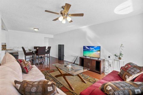 Снять в аренду кондоминиум в Норт-Майами-Бич, Флорида 2 спальни, 72.93м2, № 1991227 - фото 6