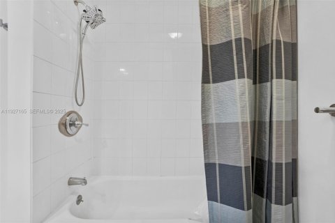 Снять в аренду кондоминиум в Норт-Майами-Бич, Флорида 2 спальни, 72.93м2, № 1991227 - фото 21