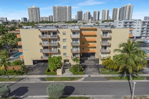 Снять в аренду кондоминиум в Норт-Майами-Бич, Флорида 2 спальни, 72.93м2, № 1991227 - фото 4
