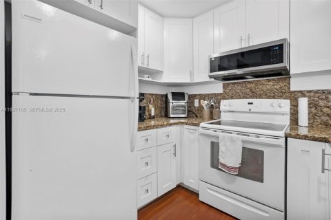 Снять в аренду кондоминиум в Норт-Майами-Бич, Флорида 2 спальни, 72.93м2, № 1991227 - фото 15