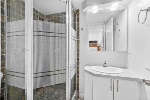 Снять в аренду кондоминиум в Норт-Майами-Бич, Флорида 2 спальни, 72.93м2, № 1991227 - фото 24