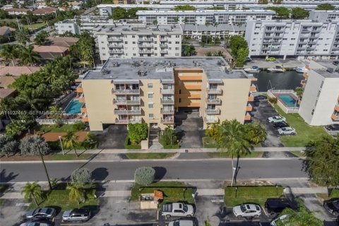 Снять в аренду кондоминиум в Норт-Майами-Бич, Флорида 2 спальни, 72.93м2, № 1991227 - фото 3