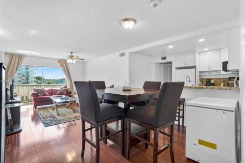 Снять в аренду кондоминиум в Норт-Майами-Бич, Флорида 2 спальни, 72.93м2, № 1991227 - фото 1