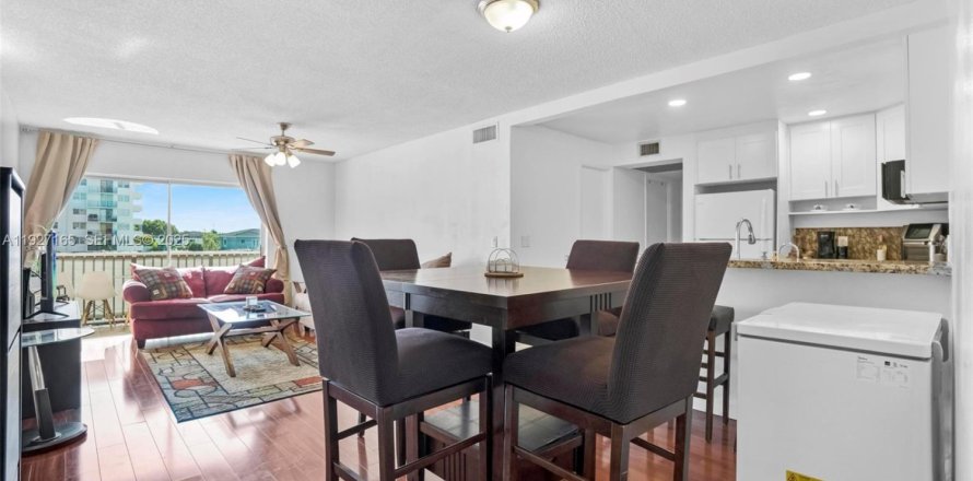 Кондоминиум с 2 спальнями в Норт-Майами-Бич, Флорида № 1991227