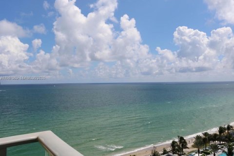Condo in Hollywood, Florida, 1 bedroom № 2245975 - photo 16