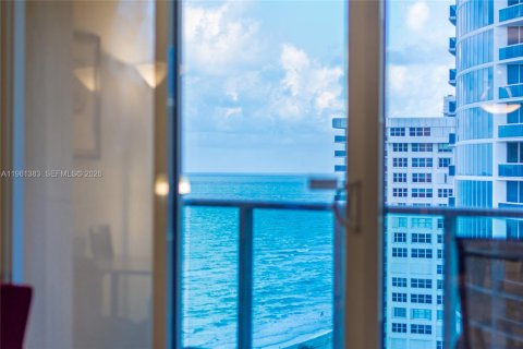 Condo in Hollywood, Florida, 1 bedroom № 2245975 - photo 6